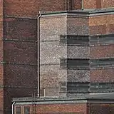 Klinkerfassade mit Fensterbändern aus Glasbausteinen