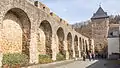 Mittelalterliche Stadtumwehrung mit Bogenpfeilern