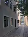 Das Stadtmuseum Kaufbeuren von außen: Der Altbau aus dem 18. Jahrhundert vom Kaisergäßchen aus gesehen