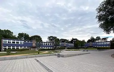 Drei Klassenhäuser (B,&nbsp;C,&nbsp;E) vom Schustertyp am Campus