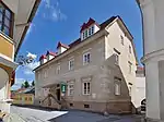 Ehemaliger Besitz derer von Steinpeiss: sog. Steinpeisshaus (Stainpeißhaus) am Hauptplatz in Anger in der Steiermark.