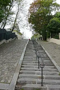 Die Straße ist am Aufgang zur Sacré-Cœur für Fahrzeuge nicht benutzbar.