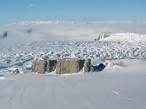Blick von Norden über den Starr-Nunatak auf den Harbord-Gletscher (dahinter rechts: Varney-Nunatak)