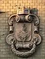 Das alte Wappen mit einer dreitürmigen Mauerkrone