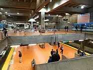 Lionel-Groulx, Montreal:bahnsteiggleicher Umstieg zwischen Ligne&nbsp;verte und Ligne&nbsp;orange mit Halt der Züge derselben Linie übereinander