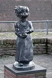 „Ehra oder Kind mit Ball“, Düsseldorf, Abguss einer Statue von Otto Pankok