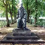 Emil Fischer, Garystraße 34, Berlin-Dahlem, 1952 (Dieses Denkmal ist eine Replik eines Werkes von Fritz Klimsch. Dessen Original stammt aus den Jahren 1919–1921. Siehe Hermann Braun, eine Dokumentation zu Fritz Klimsch 1990 Nummer 113 Seite 356)