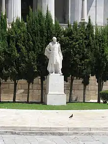 Skulptur des Bildhauers Georgios Bonanos vor der Bibliothek