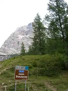 Hinweisschild auf der Passhöhe, Fahrtrichtung Selva di Cadore