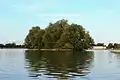 Wellenbrecherinsel mit dahinter liegendem Kraftwerk Dingolfing