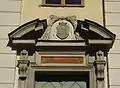 Inschrift über dem Eingang des Hauptgebäudes mit dem Wappen der Familie Klinckowström