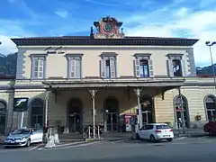 Bahnhofsfassade, Straßenseite (Innocent-Manzetti-Platz)