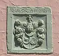 Das Wappen am Stechinelli-Haus in Braunschweig zeigt das Wappen Capellinis und das seiner zweiten Frau (Hut und Rose).