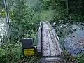 Eine vom Bregenzer Pensionisten in der Bregenzerachschlucht gebaute Brücke mit Haftungsklausel