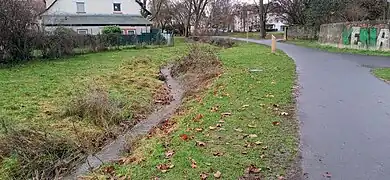 Lauf des Steinbach mit Wasser an Weihnachten 2020 zwischen In der Römerstadt und Altarm