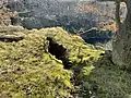 Im Hintergrund der Sandsteinkeil mit markanten Rissen