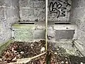 Zwei Donnerbalken mit gefördertem Naturstein verkleidet.