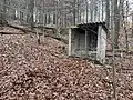 Schrägansicht, Spregnstofflager im Hintergrund