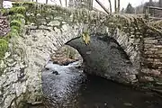 Der Zufluss des Hartenbach (rechts) vor der Wiedbrücke westlich von Steinebach