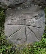 Einritzung im Sockel