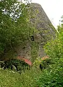 Der noch überwucherte Glashüttenturm (2007) und mittlerweile eingezäunte Glashüttenturm (2011)