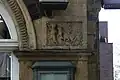 Steinrelief an der Straßenseite