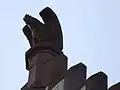 Steinskulptur auf einem Hausgiebel in Darmstadt