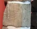 Sockelflächen der Skulpturen links und vorn