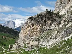 Ehemaliges italienisches Lazarett aus dem Ersten Weltkrieg am Fuße der Falzarego-Türme westlich des Passo di Falzarego