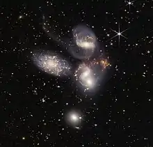 Aufnahme von Stephans Quintett, die eine Zusammensetzung der Aufnahmen von NIRCam und MIRI ist. Veröffentlicht am 12. Juli 2022.