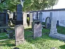 Gräber im jüdischen Friedhof