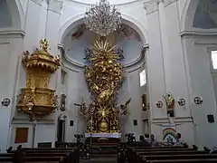 Innenansicht: Kanzel und Chor mit Hochaltar