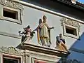 Statue des hl. Norbert über dem Kreuzgangportal