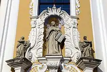 Fassadenstatue des hl. Bernhard