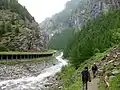 Wanderer auf dem Stockalperweg entlang der Doveria in der Gondoschlucht