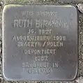 Ruth Birmann vor der Fruchtallee 107