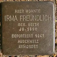 Irma Freundlich vor der Fruchtallee 27