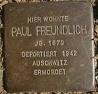 Paul Freundlich vor der Fruchtallee 27