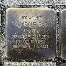 „Hier wohnte Adolf Badt“, Jahrgang 1864, deportiert am 23. Juli 1942 Theresienstadt, ermordet 3. März 1943