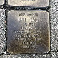 „Hier wohnte Emil Badt“, Jahrgang 1899, Patient in der Jacoby’schen Anstalt in Sayn, heute Bendorf bei Koblenz, deportiert 1942 und im Vernichtungslager Sobibor ermordet