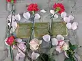Die drei Stolpersteine nach der Enthüllung
