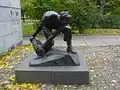 Der Pflasterstein als Waffe des Proletariats (Gips 1927, Bronze 1947), Park des Moskauer Dezemberaufstands 1905, Moskau