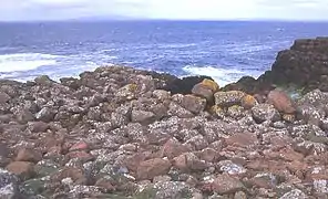 Geröll 30 Meter hoch am Strand