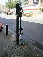 Brunnensäule mit Schwengel und Kopf (Berlin, System Wolf)