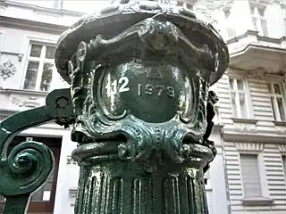 Jahreszahl am Spiegel(rechts vom Schwengel)