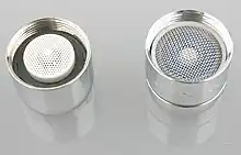 Strahlregler mit Wassermengenregler, Innenseite; links Kunststoff-, rechts Metalleinsatz
