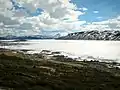 Blick vom nördlichen Seeufer auf den Storeskuta und die Hallingskarvet-Berge
