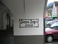 Amtliches Straßenschild: "James Joyce Passage"