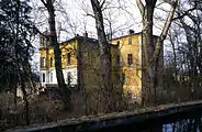 Strauß(-Leuzendorf)-Villa, um 1979 von jenseits des ehemaligen Werkskanals der Baumwollspinnerei gesehen (47.93457116.248833)