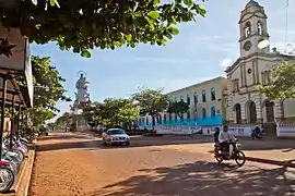 Straße mit Kirche María Auxiliadora in Concepción